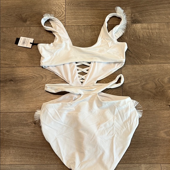 Kendall & Kylie swimsuit with matching skirt coverup - Picture 6 of 11